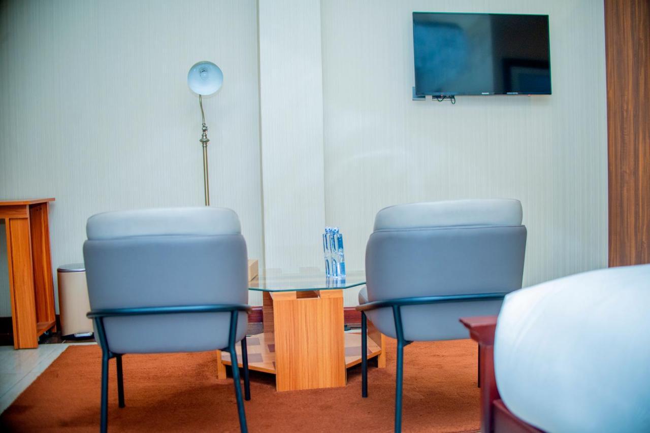 Hera Hotel Kampala Luaran gambar