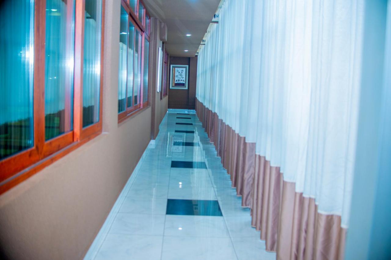 Hera Hotel Kampala Luaran gambar