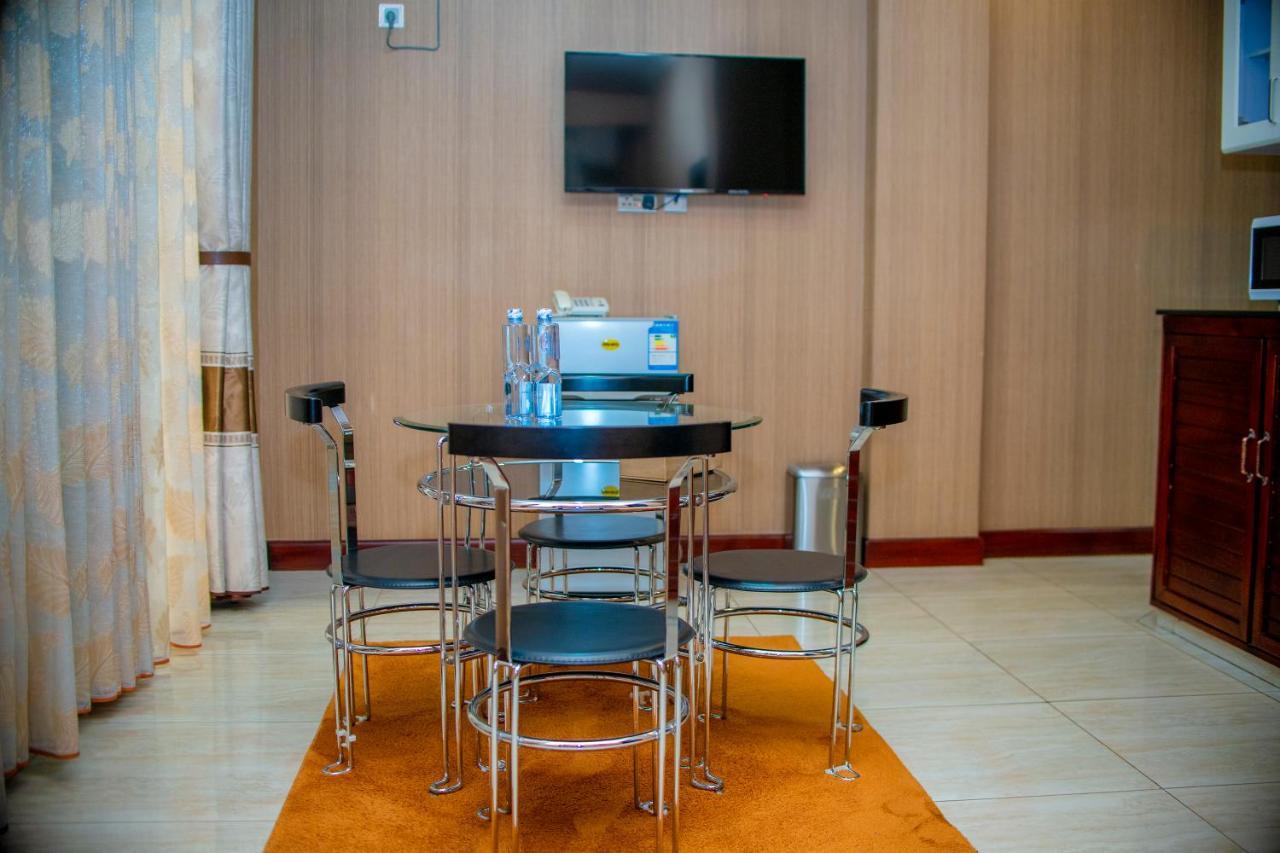 Hera Hotel Kampala Luaran gambar