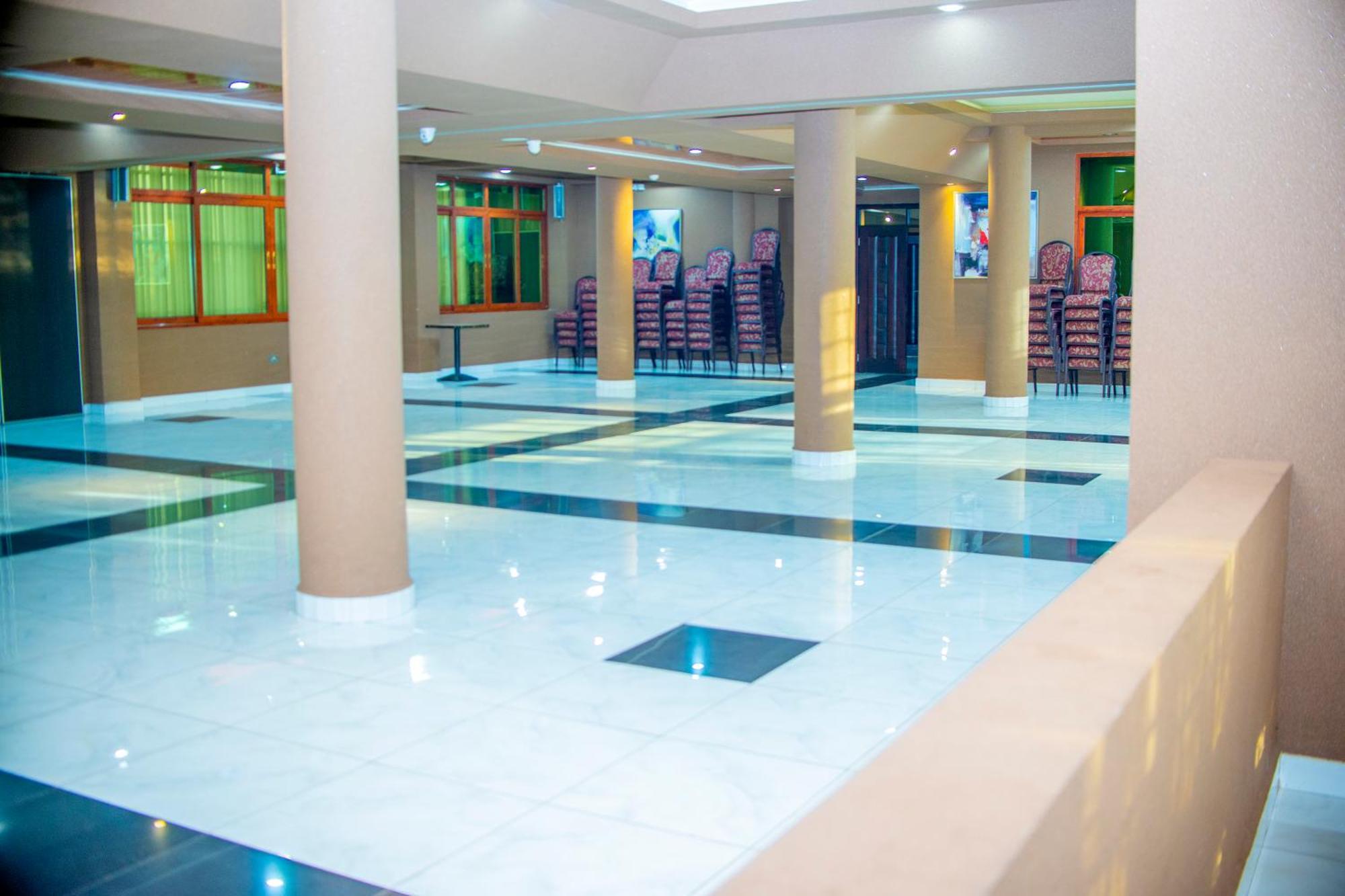 Hera Hotel Kampala Luaran gambar