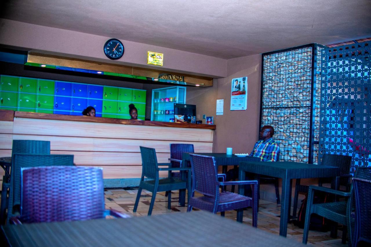 Hera Hotel Kampala Luaran gambar